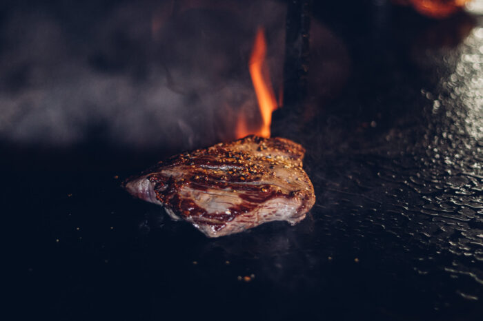 Pièce de viande saisie sur la plancha avec flamme, restaurant COBA