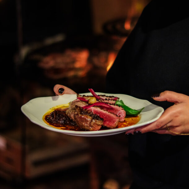 Assiette de viande grillée servie devant le brasero