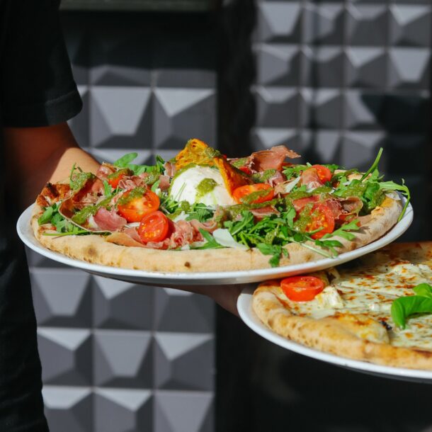 Pizza La Coba au feu de bois : jambon cru, burrata, roquette et tomates cerises