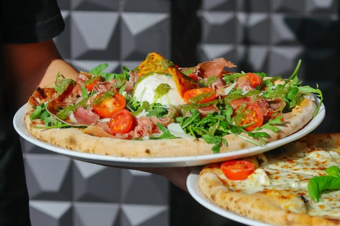 Pizza La Coba au feu de bois : jambon cru, burrata, roquette, tomates cerises et pesto