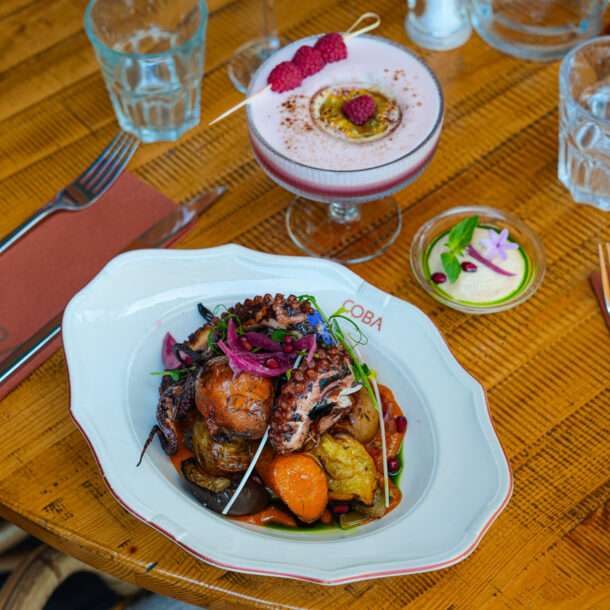Poulpe grillé, légumes et cocktail