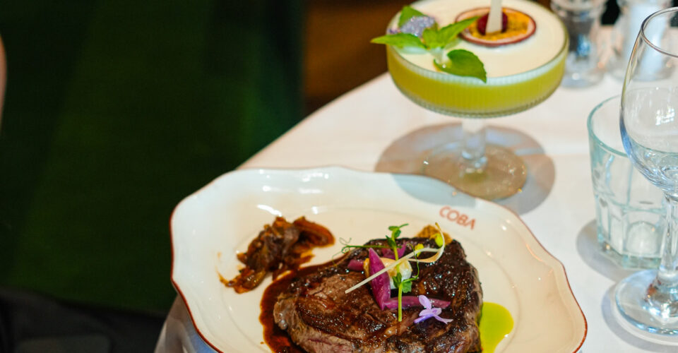Pièce de bœuf grillée au brasero et cocktail, à table chez COBA