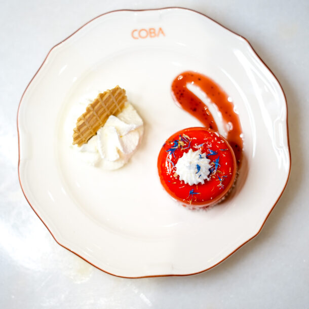 Dessert aux fruits rouges et chantilly, assiette COBA