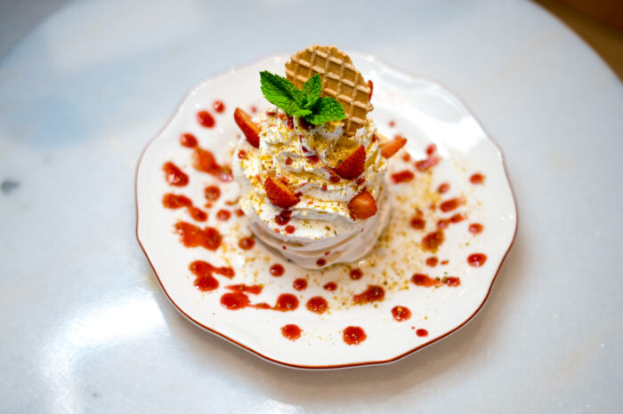Dessert maison fraises, chantilly et gaufrette au restaurant COBA