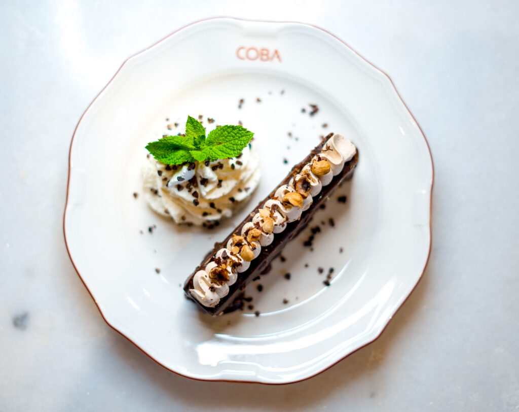 Dessert chocolat et chantilly du pâtissier maison, restaurant COBA
