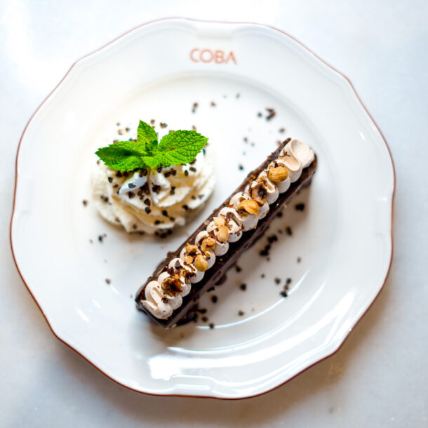 Dessert chocolat et noisettes avec chantilly, assiette COBA