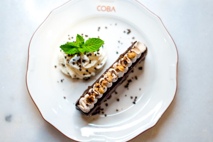 Dessert maison au chocolat, noisettes et chantilly, restaurant COBA