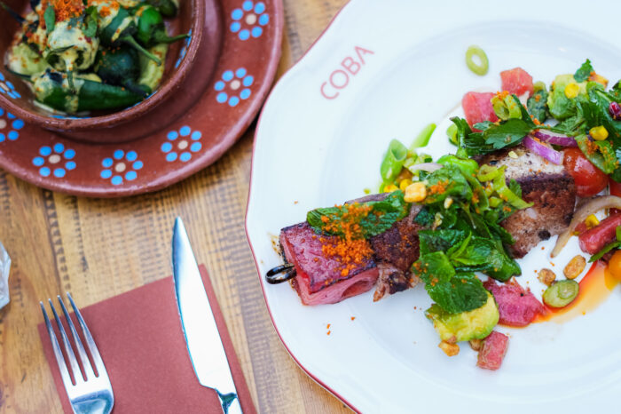 Brochette grillée et salade fraîche, un déjeuner au restaurant COBA
