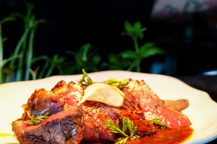 Viande maturée grillée au brasero, tranchée et servie au restaurant COBA