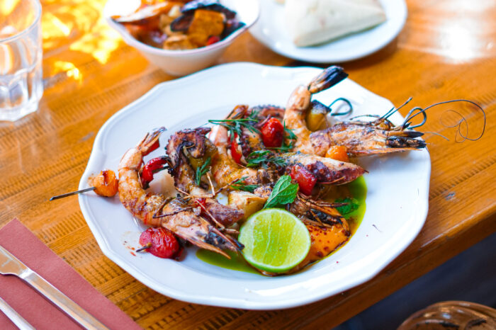 Brochette de gambas et poulpe au brasero, citron vert, chez COBA