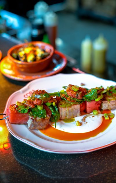 Pièce grillée au brasero, pastèque et herbes fraîches, cuisine de COBA